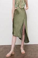 asimetrik kesim yırtmaçlı düğme detaylı etek