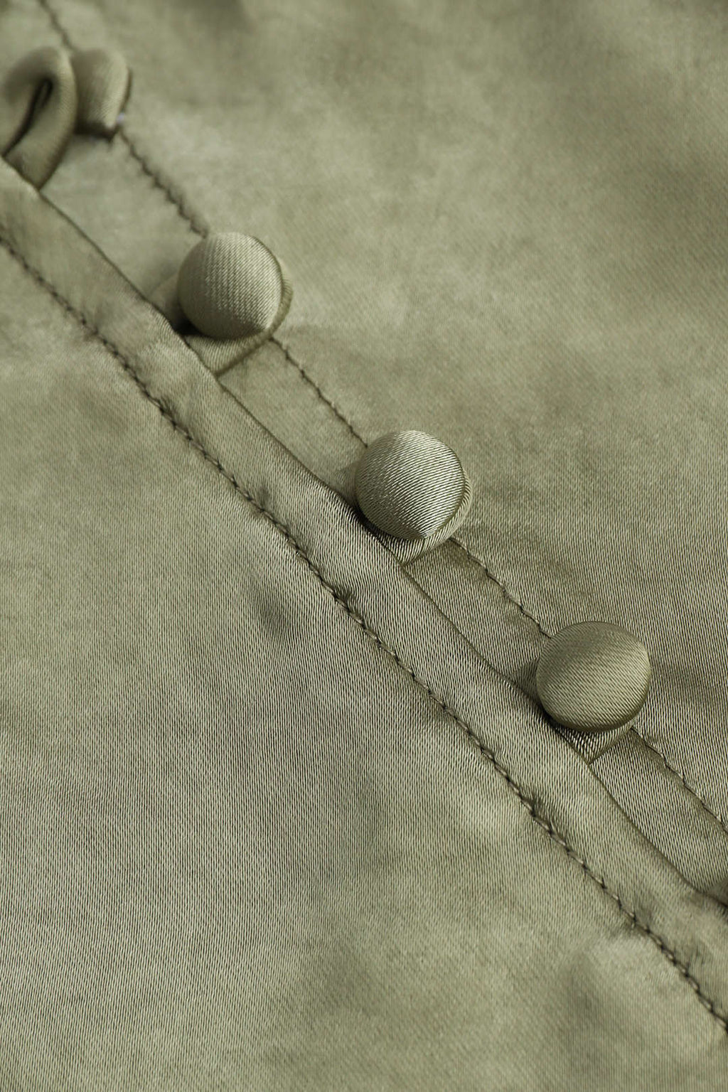 Asimetrik Kesim Yırtmaçlı Düğme Detaylı Etek