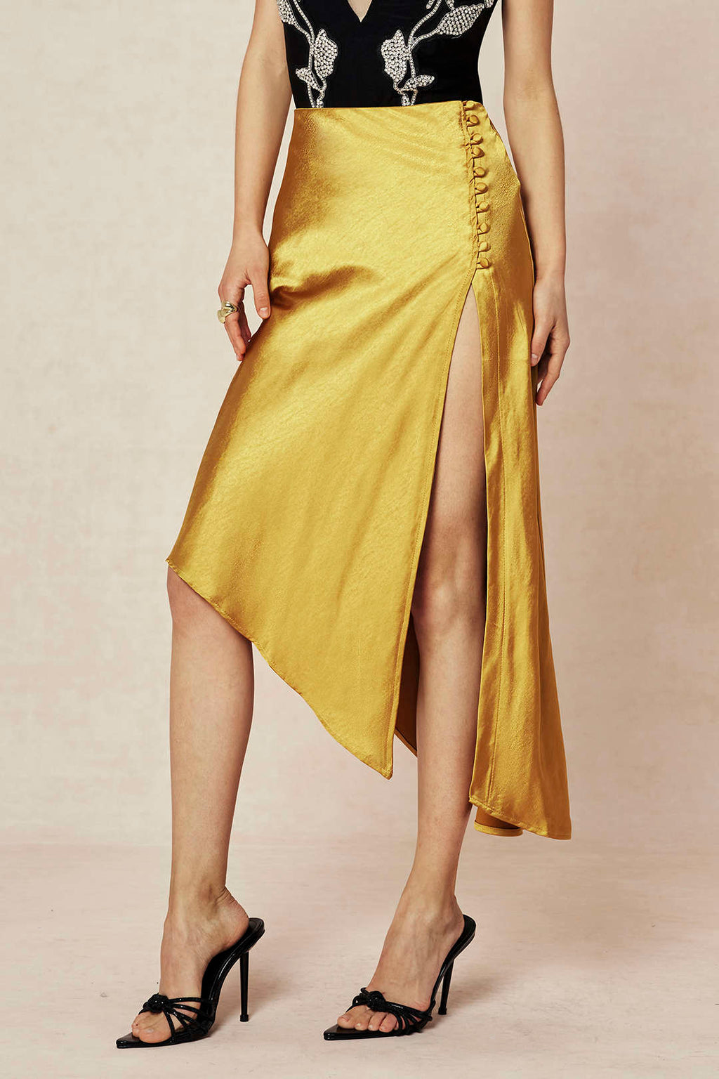 Asimetrik Kesim Yırtmaçlı Düğme Detaylı Etek