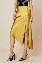 asimetrik kesim yırtmaçlı düğme detaylı etek