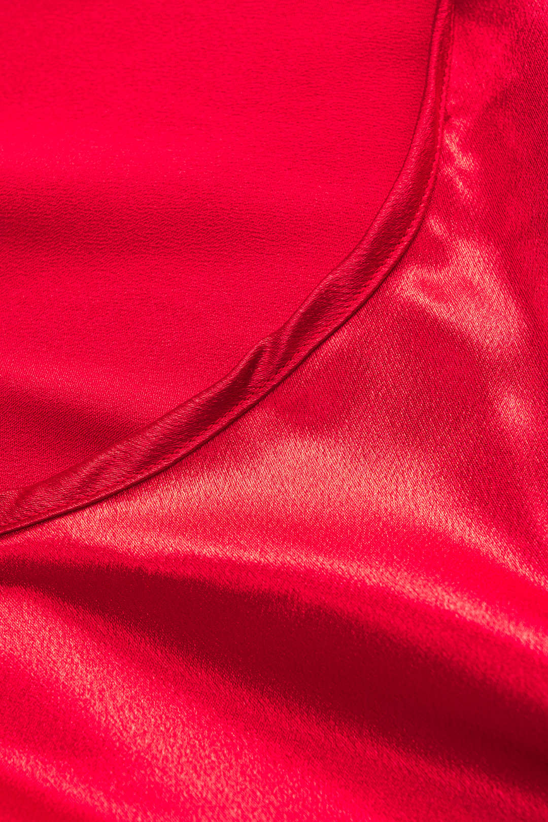 Siyah Işıltılı Saten Dokusundaki Arkasıyla Açık Elbise