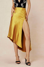 asimetrik kesim yırtmaçlı düğme detaylı etek