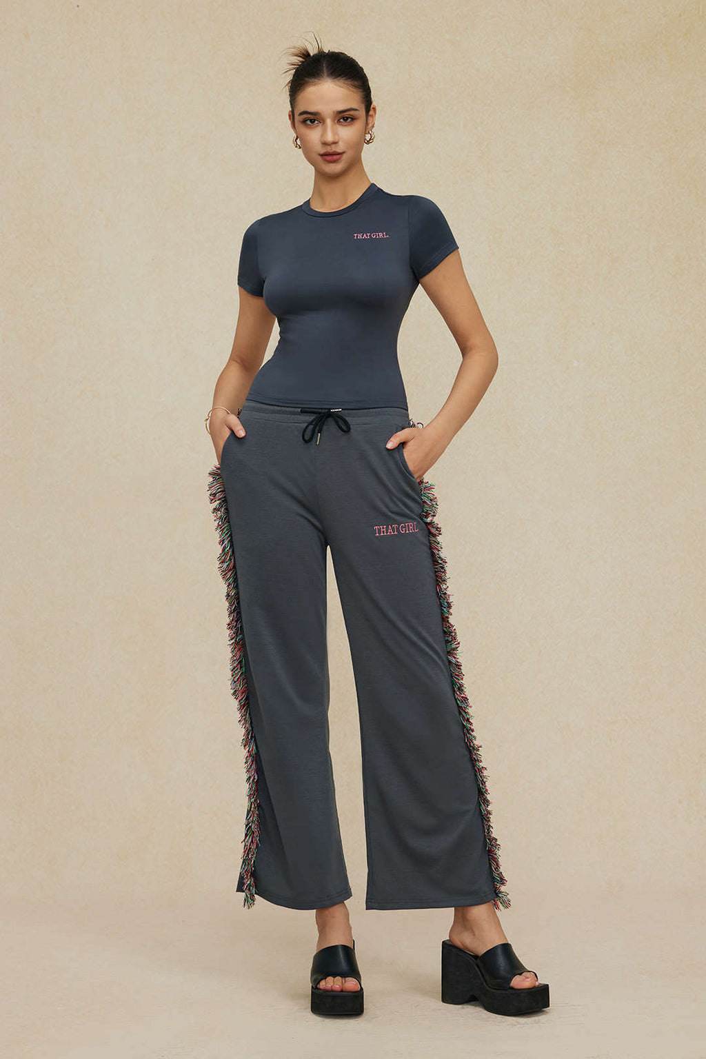 Yazı Baskılı Tişört ve Püskül Çekmeli Pantolon Takımı