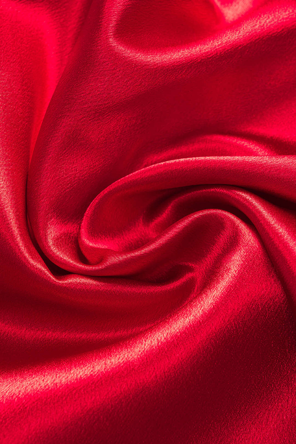 Siyah Işıltılı Saten Dokusundaki Arkasıyla Açık Elbise