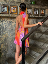 halter sırt dekolteli batik kısa elbise