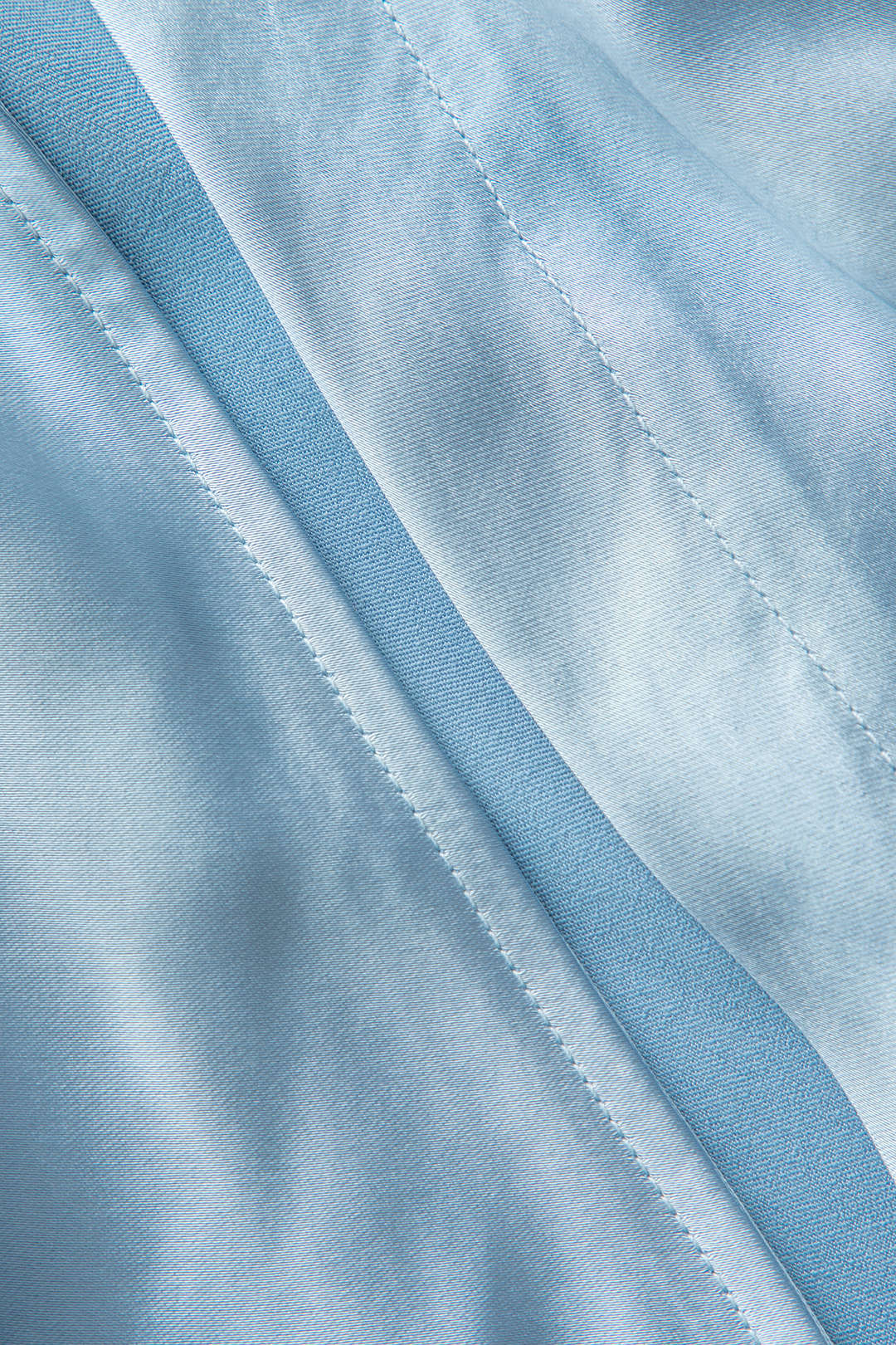 Asimetrik Kesim Yırtmaçlı Düğme Detaylı Etek