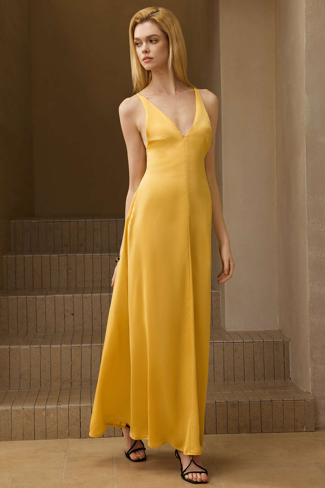 Koyu Siyah Saten Boncuklu Sırtı Açık Elbise