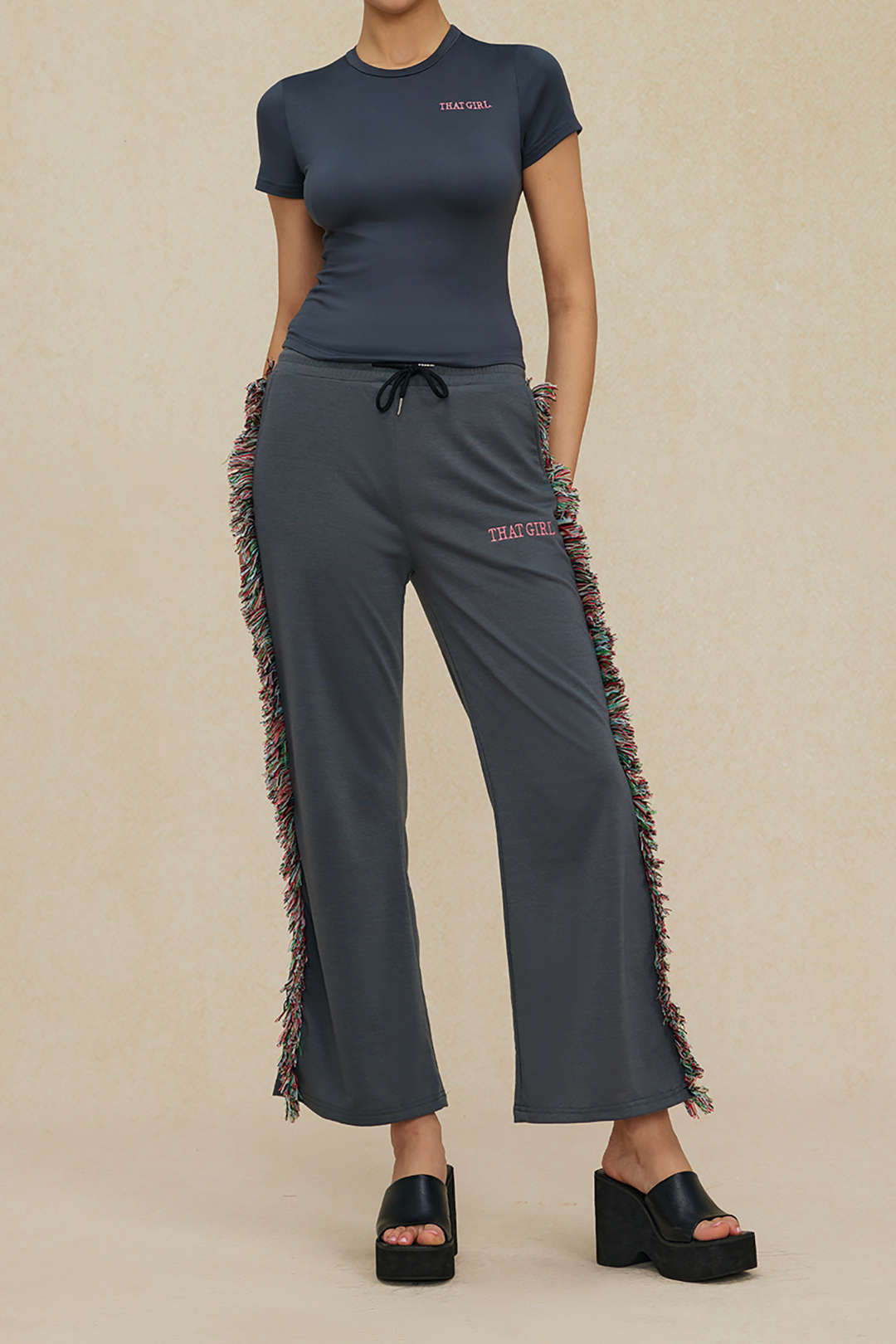 Yazı Baskılı Tişört ve Püskül Çekmeli Pantolon Takımı